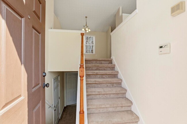 Photo - 3BR Split Level with 2 Car Garage in Jonesboro