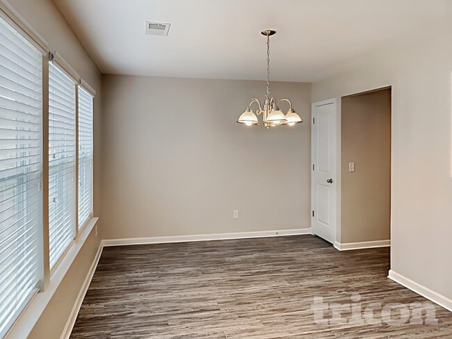 Photo - 304 Longfellows Ln