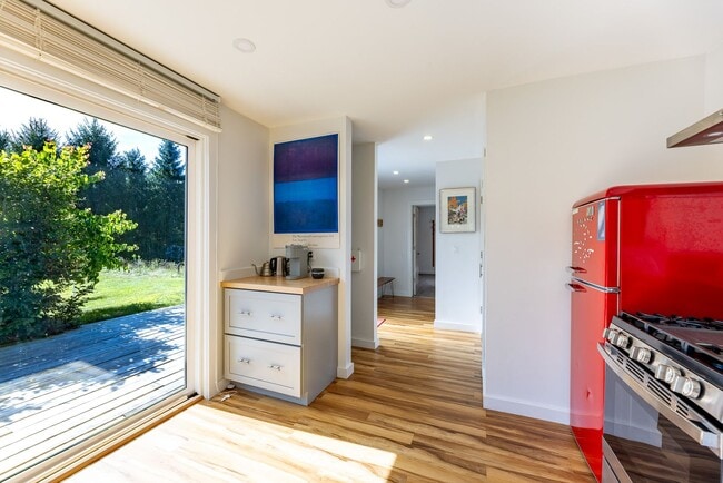 Photo - 5 month lease- Fully Furnished One bedroom...