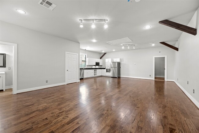 Building Photo - 633 E 11th St Rental