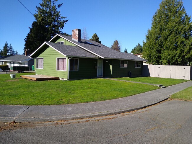 Four Bedroom on Corner Lot - 3905 Almira Dr House