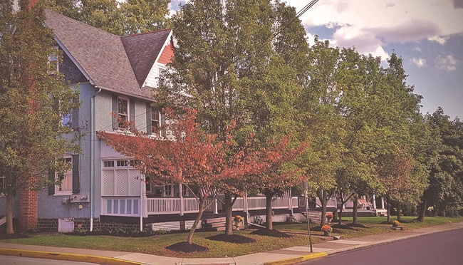 Quiet treeline Street - 41 Maple Ave Unit A