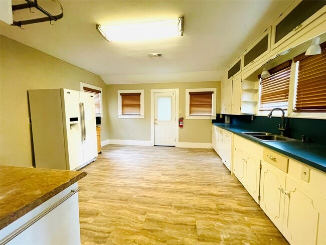 Photo - 229 E Saunders St