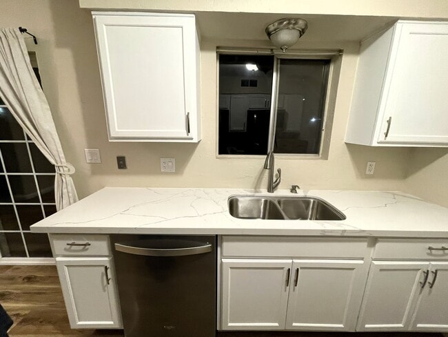 Photo - 1028 W 9th St
