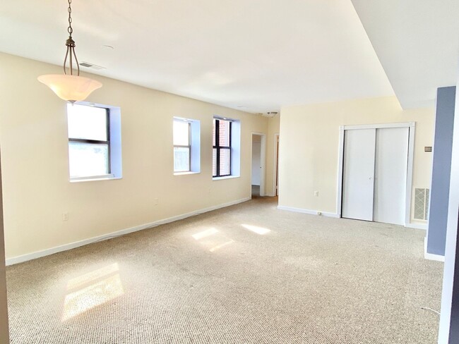 Building Photo - City Living! Very Spacious 1 Bed 1 Bath W... Rental