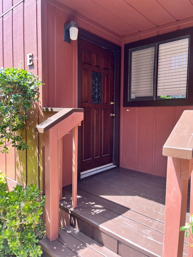 2 bedroom, 1 bath condo with garage - 2 bedroom, 1 bath condo with garage Unit E