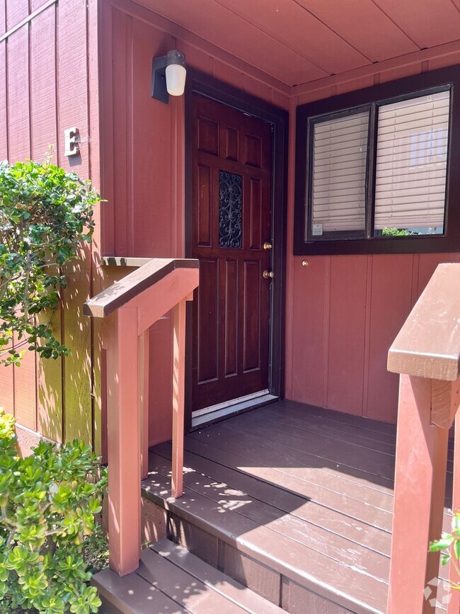 Building Photo - 2 bedroom, 1 bath condo with garage Unit E