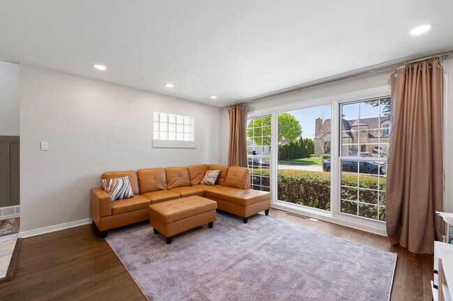 Photo - 8311 Kolmar Ave