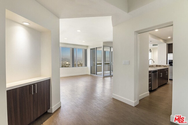 Building Photo - 5670 Wilshire Blvd Unit PH3 Rental