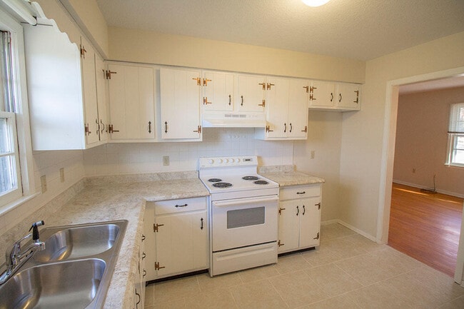 Photo - 1207 White Oak Ln