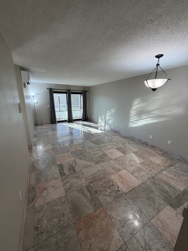 Living/Dining Room (1) - 2025 Lakewood Club Dr S Unit 5K