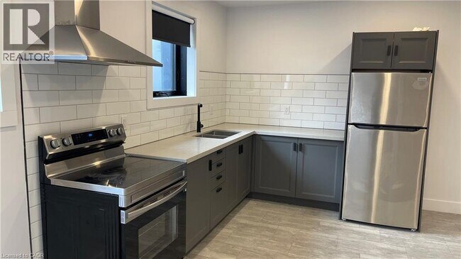 Photo - 284 James St N Unité 3