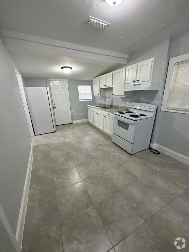 Building Photo - Fully Renovated 3/1 Single Family House Av...