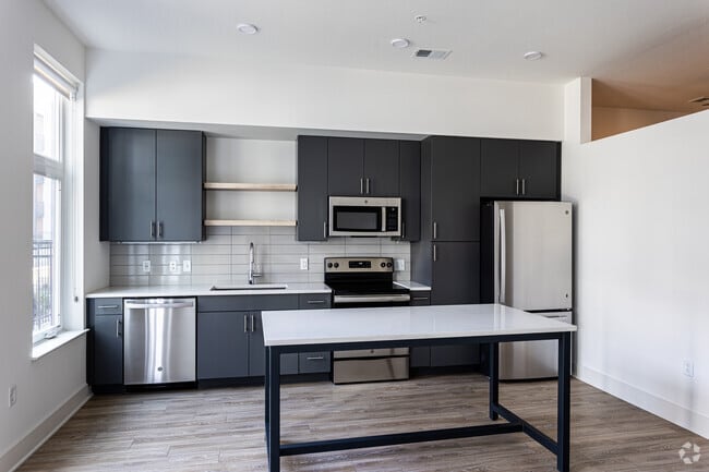 1BR, 1BA - 651SF