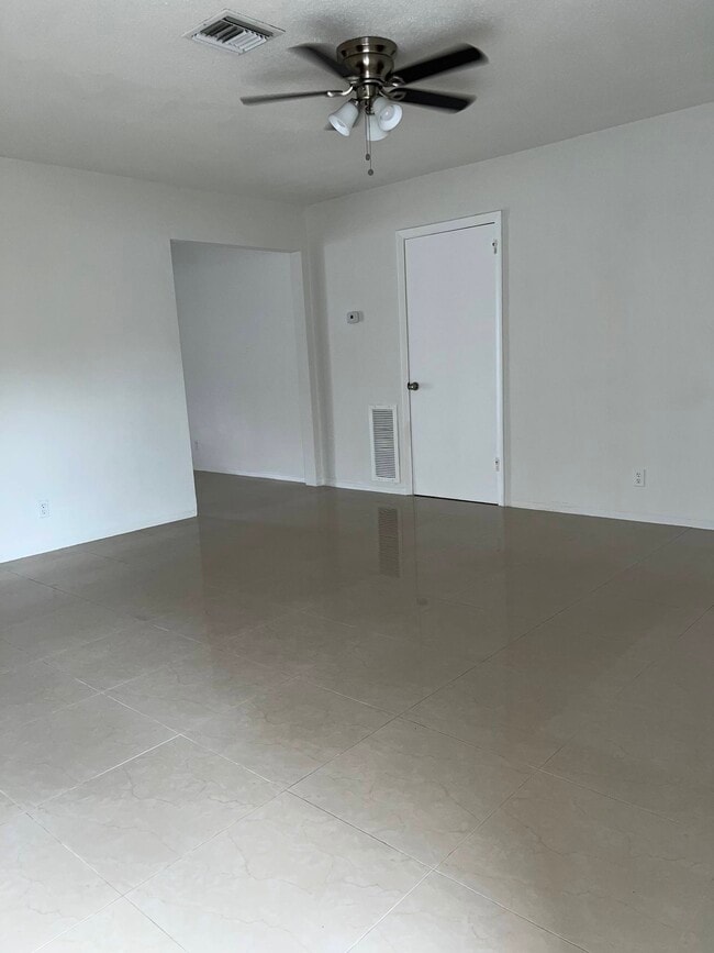 Building Photo - 5010 SW 26th Ave Unit 2