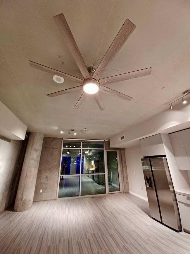 Building Photo - 353 E Bonneville Ave Unit 219