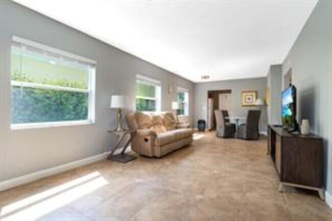 Photo - 2607 NE 8th Ave Unit 1