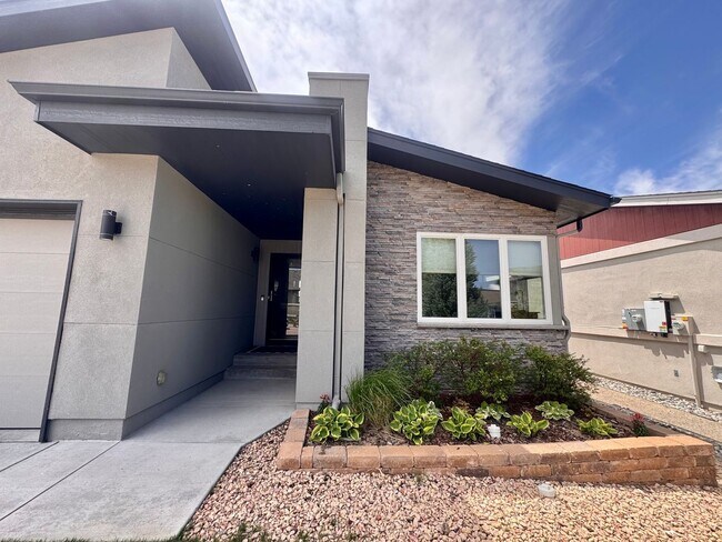 Photo - LUXURY 4 Bedroom home in NORTHGATE with Mountain Views