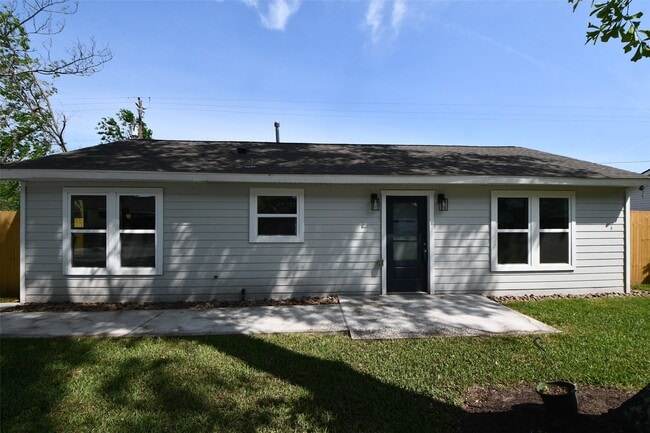 Building Photo - 10946 Fullerton Dr Rental