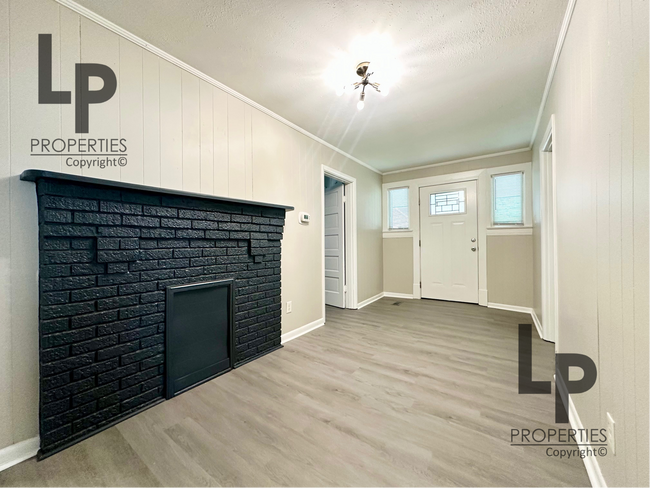 Photo - 211 E Sixth St