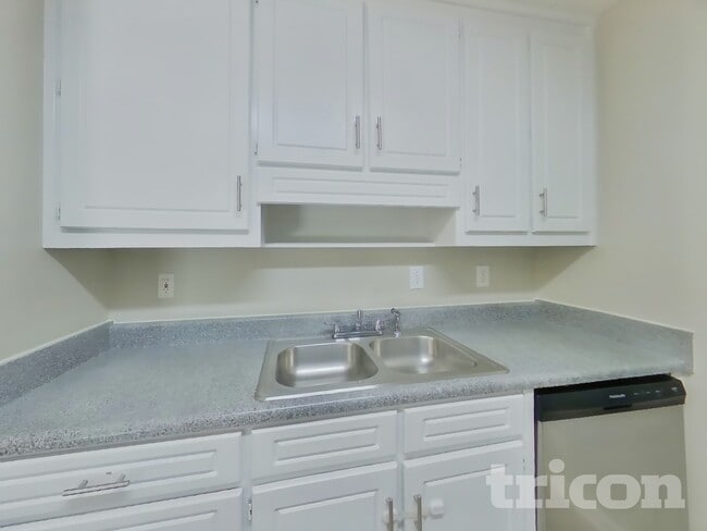 Photo - 410 Red Oak Ct