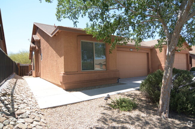 Building Photo - Well Maintained 2 Bedroom 2 Bath Home! Gre...