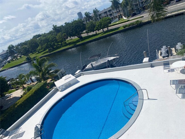 Photo - 467 Golden Isles Dr Unidad 302