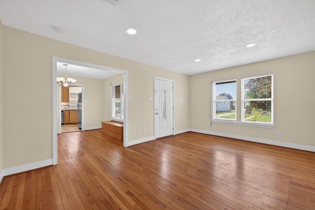 Photo - 5611 Fraser Ave