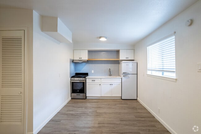 1BR, 1BA - 450SF