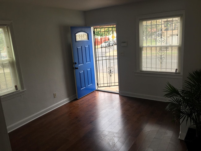 Building Photo - 1441 Holbrook St NE Unit 1