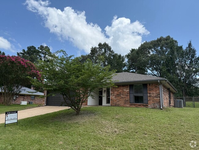 Building Photo - Modern Charm – 3 Beds, 2 Baths & More! Rental