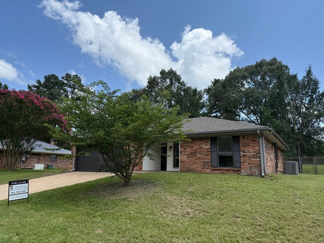 Modern Charm – 3 Beds, 2 Baths & More! - Modern Charm – 3 Beds, 2 Baths & More! Casa