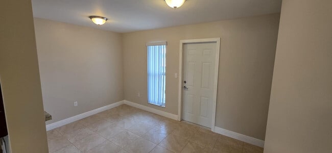 Building Photo - 1940 NW 4th Ct Unit 14