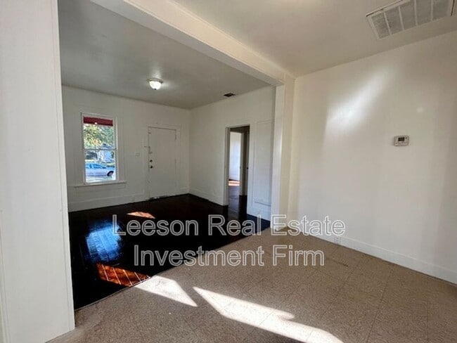 Photo - 2924 Dupont St