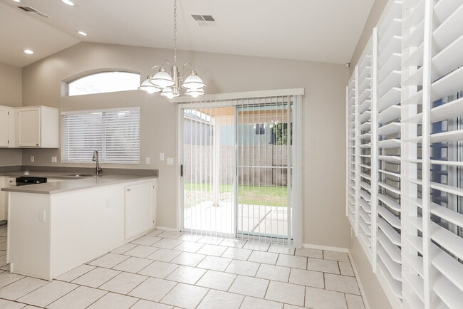 Photo - 115 W Runion Dr