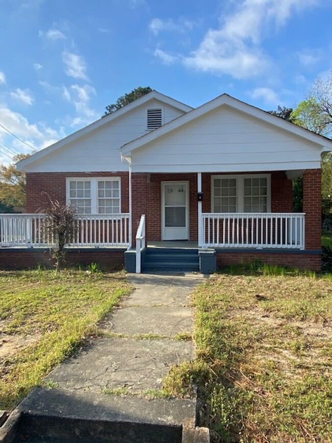 Building Photo - Located near Schools and Shopping. Ask about our "Move-In-Special".