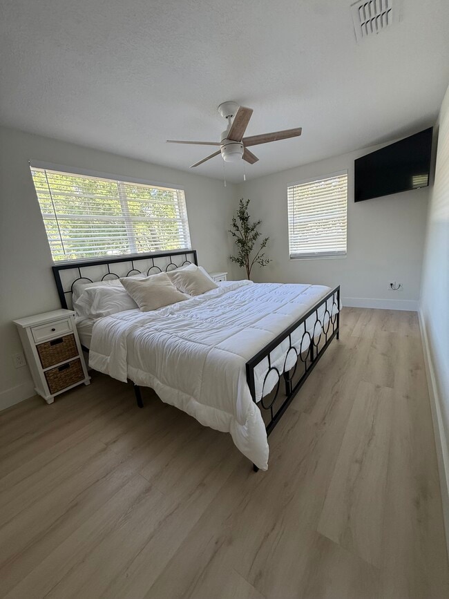 Photo - 8114 N Newport Ave