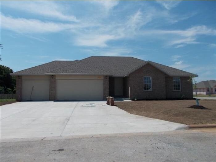 Beautiful 3 bed, 2 bath 3 car garage locat... - Beautiful 3 bed, 2 bath 3 car garage locat...