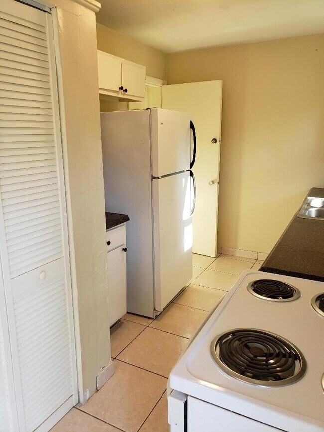 Photo - 2 Bed 1 Bath | Large Yard | Washer/Dryer H...