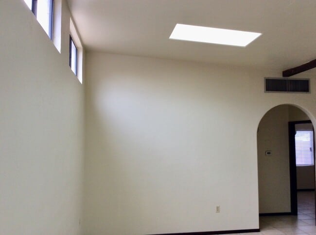 Photo - 2 Bdrm/1Ba Duplex, A/C, washer & dryer Centrally located