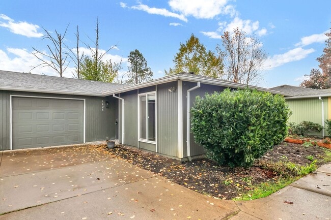 Building Photo - 1628-1628 Madras St SE Unit 1626 Madras St SE