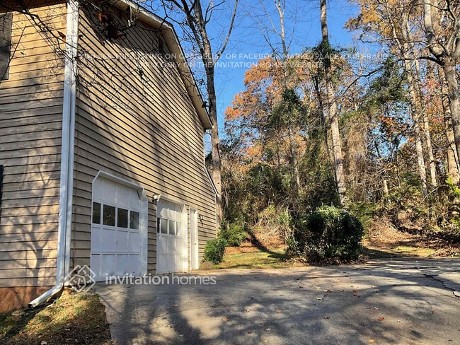 Photo - 216 Jousters Ln NW