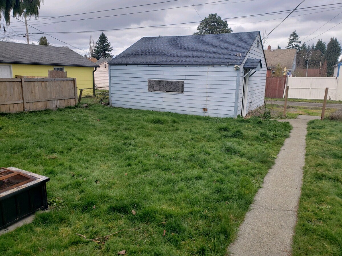 Back yard and garage - 6043 S Lawrence St