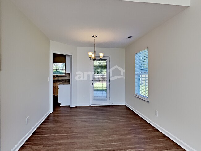 Photo - 817 Laramie Ct