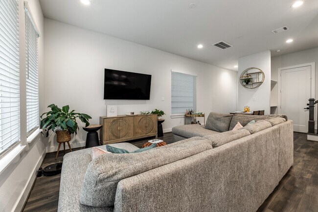 Photo - 5725 White Magnolia St.