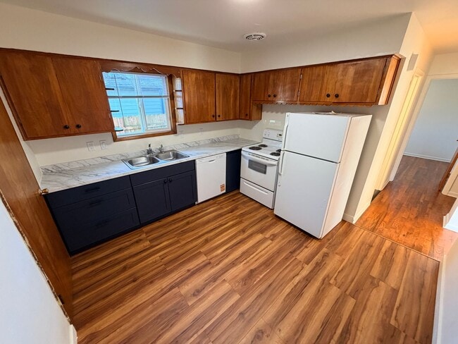 Photo - Two Bedroom Duplex With Full Size Basement Unit 4525