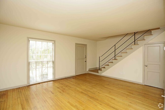 Spacious Living Room - The Reiger