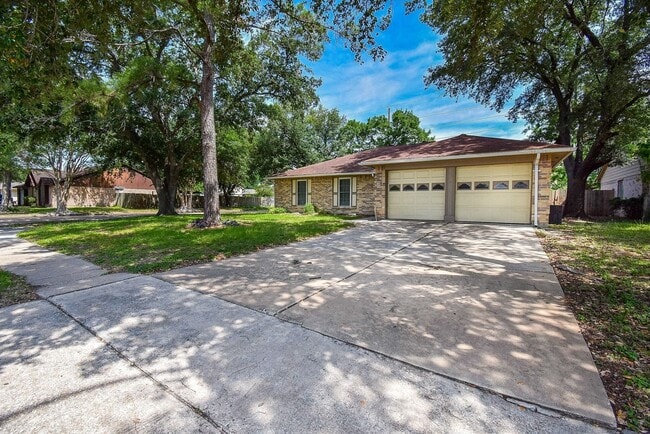 Building Photo - 13430 Piney Oaks Dr