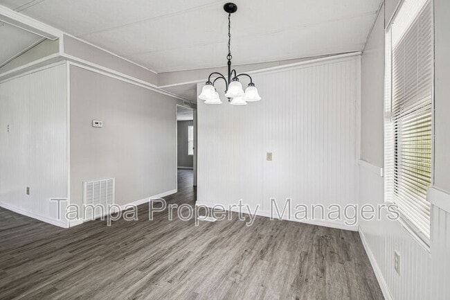 Photo - 201 Country Ln