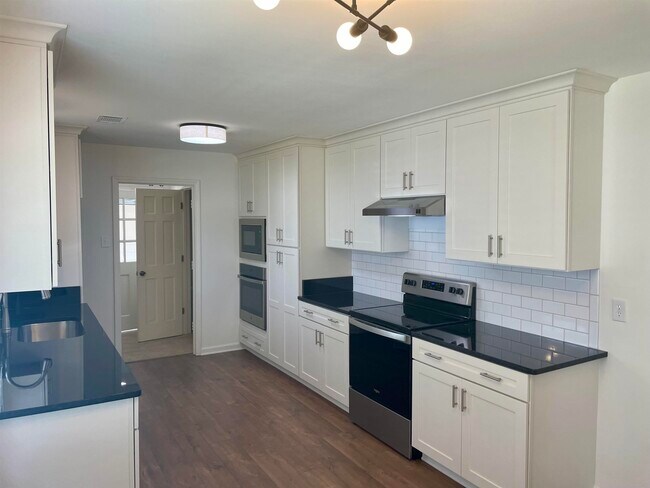 Photo - 2420 Stratfield Dr